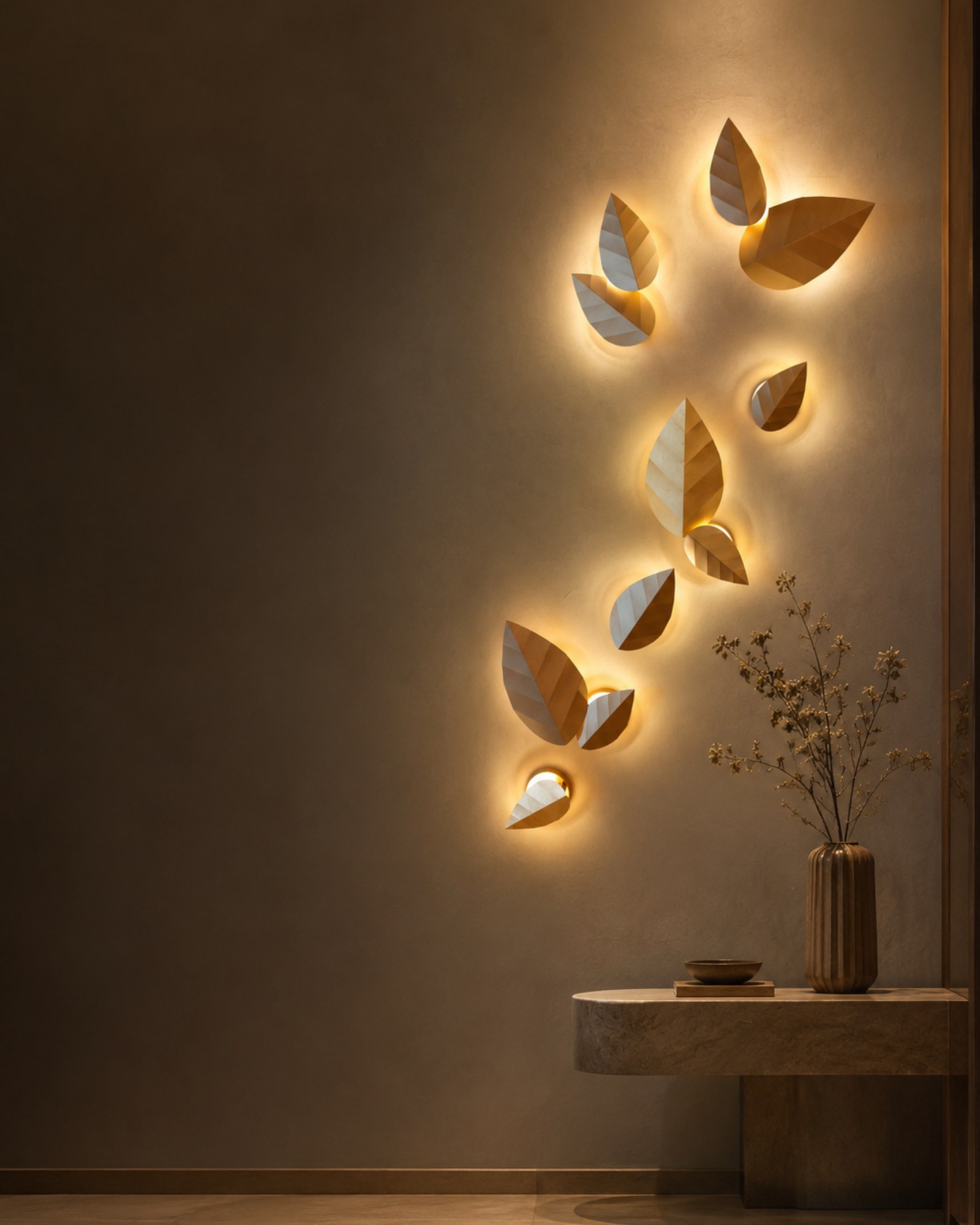 Composição de arandelas em forma de folhas iluminando parede